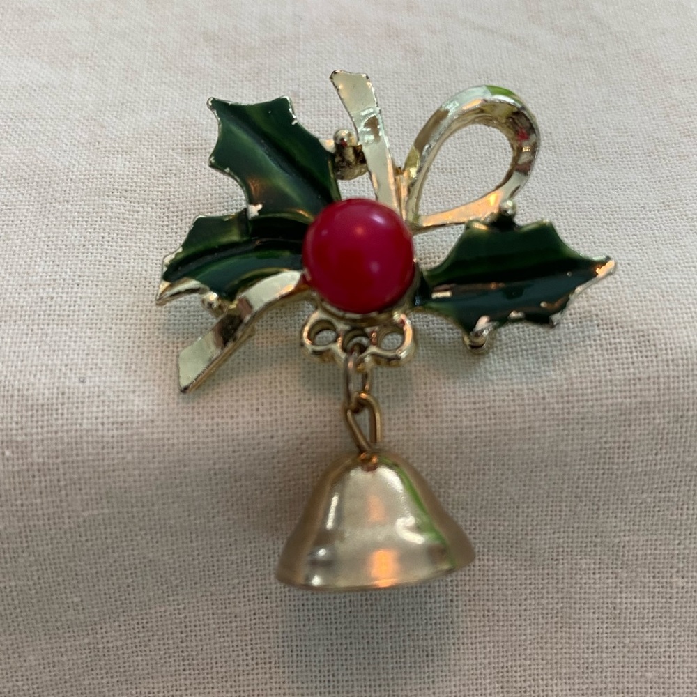 Christmas holly & berry goldtone brooch.